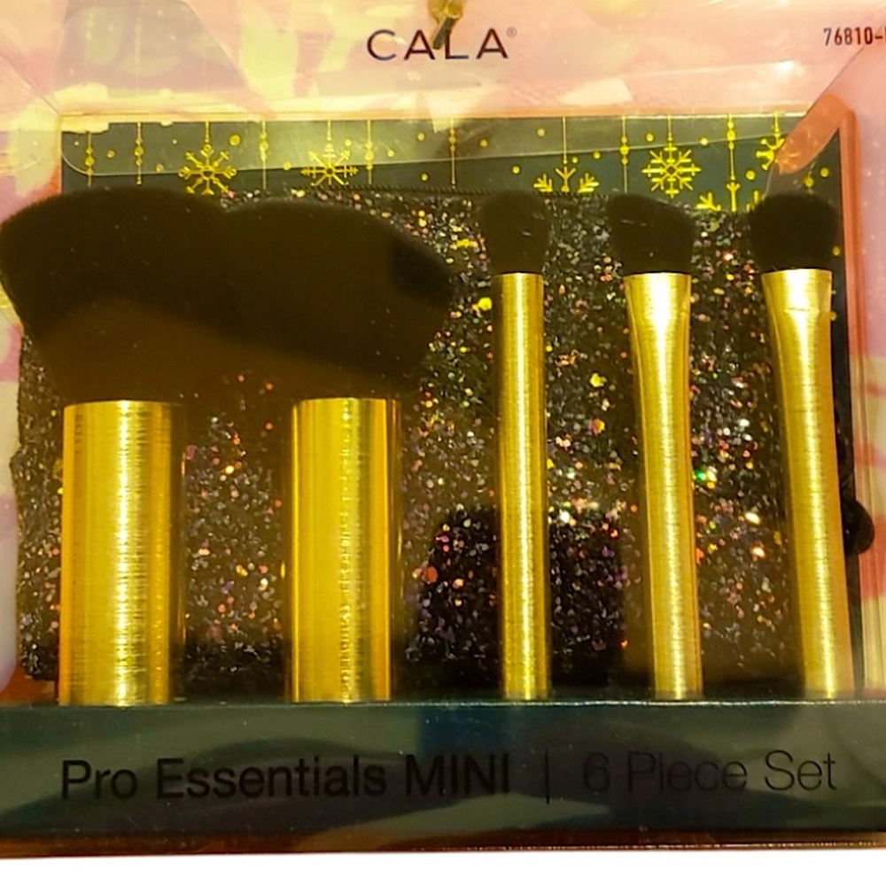 Pro Essentials 6 Piece Brush and Cosmetic Case Gift Set NWT